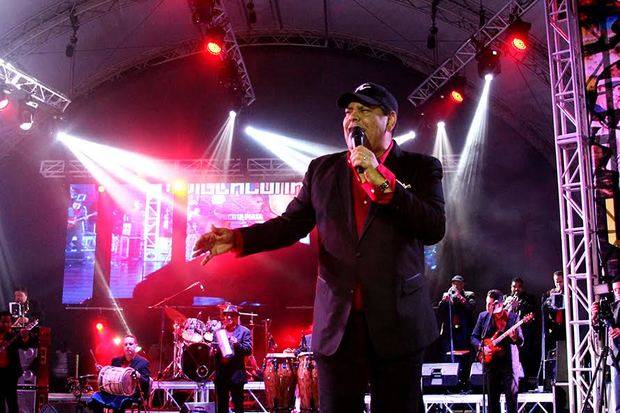 El cantante Fernando Villalona en concierto.