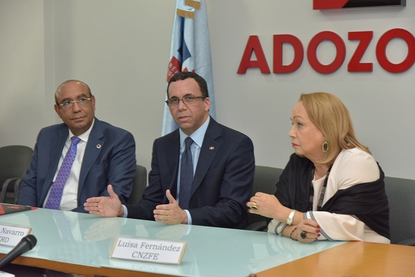 Andrés Navarro en la firma del convenio