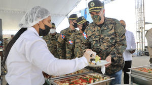 Presidente Abinader almuerza con militares de puestos en la Frontera