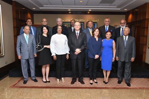 señor Manuel A. Grullón, presentó a un grupo de ejecutivos de los principales medios de comunicación.