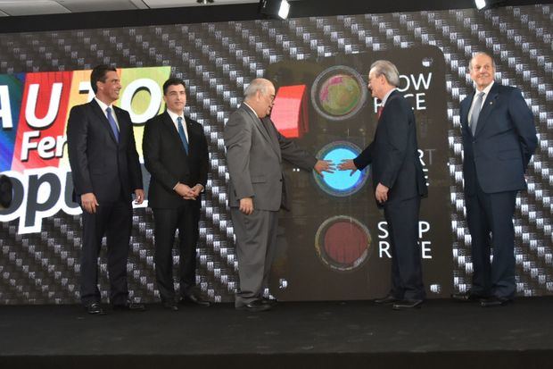 La Autoferia Popular fue inaugurada por ejecutivos del Banco Popular Dominicano y Grupo Popular, y de la ACOFAVE. 
En la foto, de izquierda a derecha, los señores Francisco Ramírez, vicepresidente ejecutivo de Negocios Personales y Sucursales del Banco Popular Dominicano; Christopher Paniagua, presidente ejecutivo del Banco Popular; Enrique Fernández, presidente de ACOFAVE; Manuel A. Grullón, presidente del Consejo de Administración de Grupo Popular y Marino D. Espinal, presidente del Consejo de Administración del Banco Popular Dominicano. 
