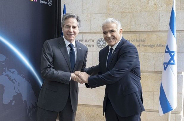  Blinken durante una conferencia de prensa en Jerusalén junto a su homólogo israelí, Yair Lapid, 