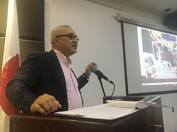 El director ejecutivo de FODEARTE, Miguel Pimentel Schouwé, durante la conferencia “Artesanía Dominicana de este Siglo, en Centro Cultural Banreservas.