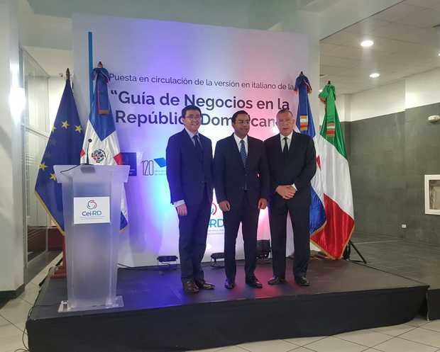 El embajador de Italia Andrea Canepari,Marius De Leon y Ricardo Pellerano.