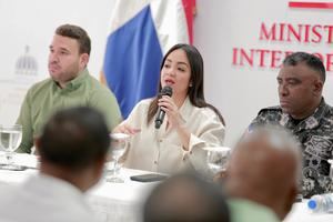 Ministra de Interior y Policía dialoga con comerciantes del DN