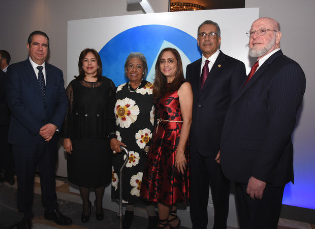 Francisco Javier García; Jeanis Hernández de García; Ada Balcácer; Jacqueline Ortiz de Lizardo; Simón Lizardo Mézquita, y Pedro Vergés en una ceremonia que organizó Banreservas para agasajar a inversionistas y clientes potenciales, durante la 38ª Feria Internacional de Turismo (FITUR).