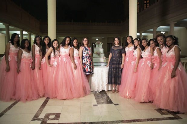 La vicepresidenta de la República, doctora Margarita Cedeño, junto al grupo jovencitas de escasos recursos que fueron seleccionadas por sus buenas calificaciones y buen comportamiento para hacerles realidad el sueño de celebrar su fiesta de quince años. 