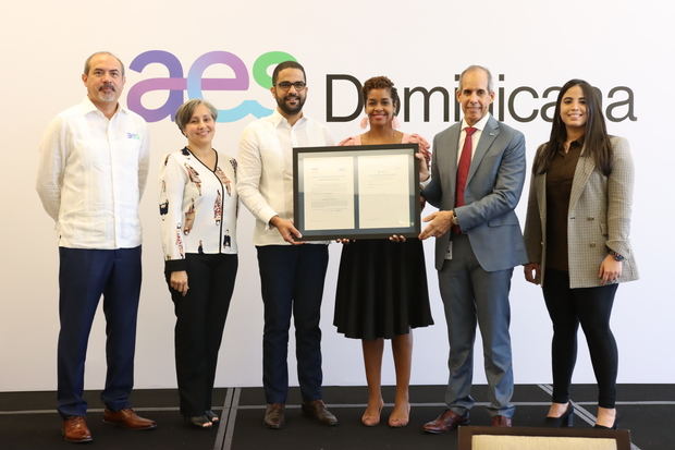 Edwin De los Santos, presidente de AES Dominicana, entrega a los ejecutivos de GILDAN.