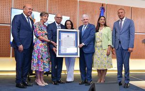 Senado reconoce trayectoria del cirujano Rafael Sánchez Español