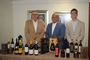 Presentan los vinos de Bodegas Don Julián y Bodegas Pérez Barquero de España