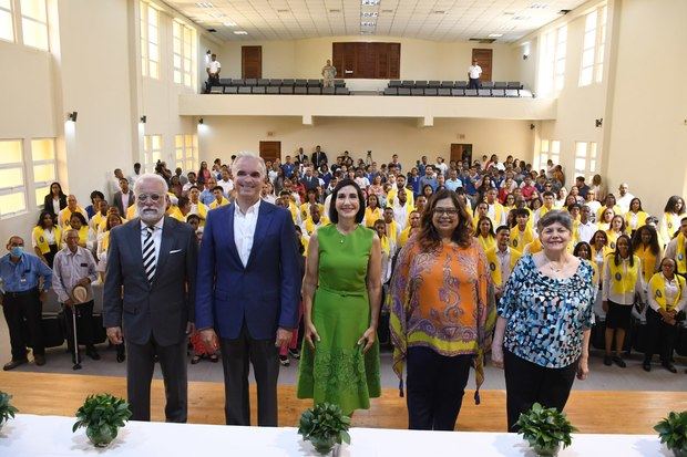 Gustavo Piantini, Luis Miguel De Camps, la primera Dama Raquel Arbaje, Marie Laure Aristy e Iliana Ornes.