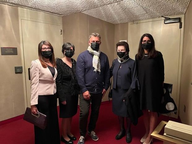 Arelis  Rodríguez, Silvia Viñas, el tenor Jonas Kaufmann, la embajadora Sonia Guzmán y Alejandra Hernández, luego del concierto.


