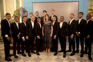 La vicepresidenta Margarita Cedeño junto a los jóvenes que acompañaron a las quinceañeras durante la celebración “Primavera de Sueños”, fiesta de quince años organizada por la Vicemandataria a través de la Biblioteca Infantil y Juvenil República Dominicana (BIJRD). 