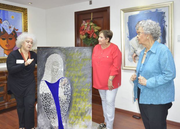 Myrna Guerrero junto a miembros de la Fundaciòn Cultural de Aduanas.