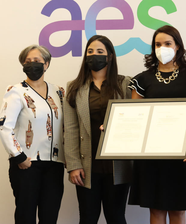 Vanessa Alba junto a ejecutivos de METALDOM recibe el certificado