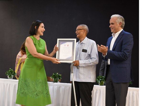 La primera dama, Raquel Arbaje y el ministro de Trabajo, Luis Miguel De Camps entregan reconocimiento a Sebastián Guzmán por su aporte a la Escuela Taller.