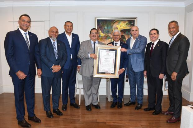 Senadores salientes reconocen a Ricardo de los Santos por su liderazgo