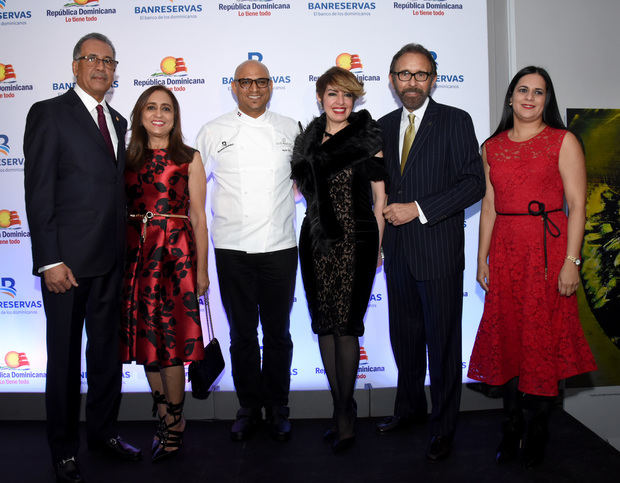 Simón Lizardo Mézquita, Jacqueline Ortiz de Lizardo; Martín Omar, Edmundo Aja, Fe María Franco de Aja y Deyanira Papaterra en el encuentro en el  que se exaltó el arte y la gastronomía dominicana.