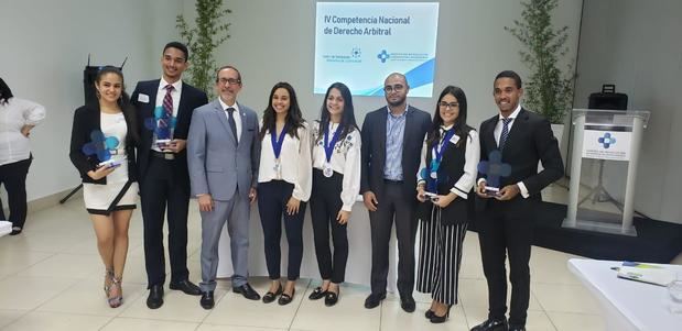 Directivos junto a estudiantes ganadores.