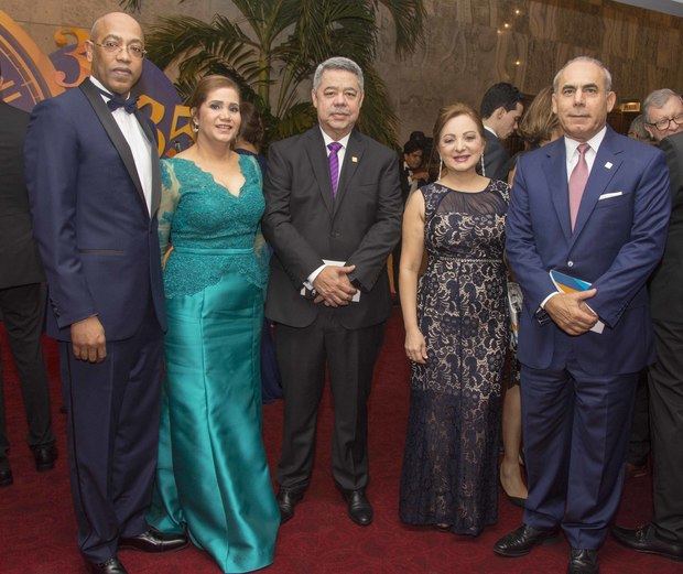 Andrés Guerrero, Carmen Arnaud, Orión Mejía, Mary Collado y Emilio Hasbún. 