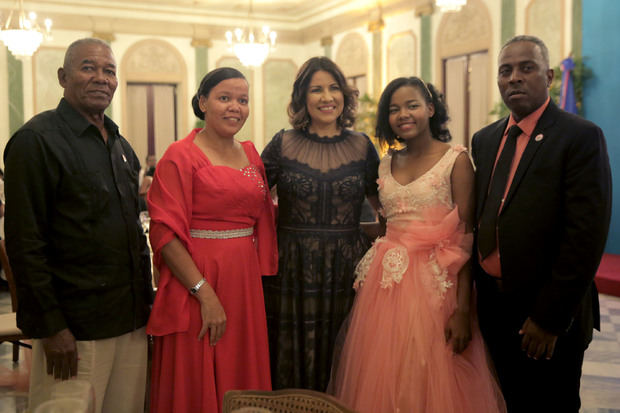 La vicepresidenta de la República, Margarita Cedeño, comparte con familiares y amigos de las agasajadas en la actividad “Primavera de Sueños”, celebrada en el Salón Verde del Palacio Nacional. 