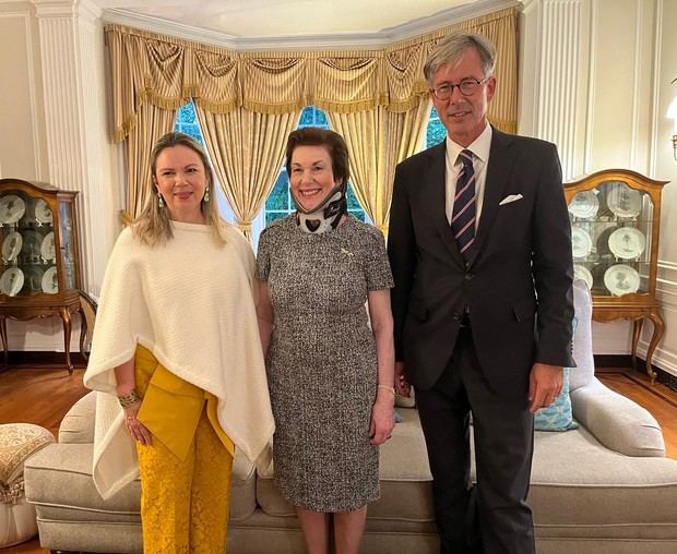 La presidenta de la Fundación Sinfonía, Margarita Miranda de Mitrov, la embajadora Sonia Guzmán, y el embajador alemán en la República Dominicana, Dr. Volker Pellet, durante la recepción ofrecida por la diplomática en su residencia.

