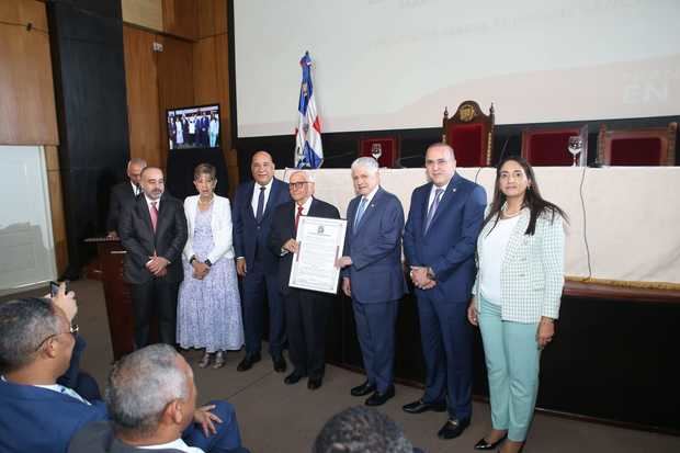 Homenajes a constituyentes de 1963.