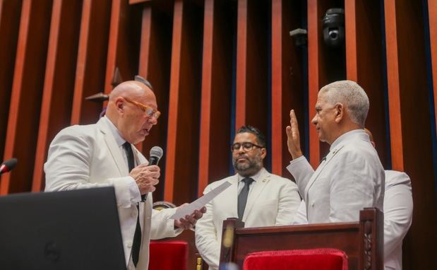 Ricardo de los Santos toma juramento nuevo presidente del Senado de la República.
