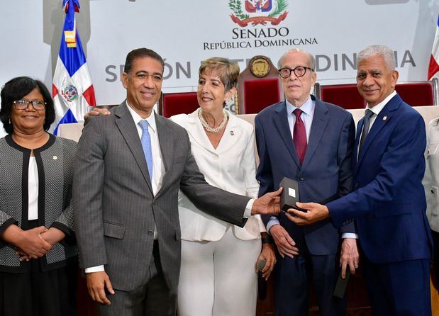 Senado reconoce a personalidades destacadas de Puerto Plata.