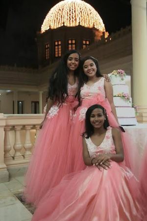 Parte de las quinceañeras durante la celebración realizada en el Salón Verde del Palacio Nacional. A través de esta actividad, la doctora Margarita Cedeño busca incentivar a jóvenes de escasos recursos a vivir sanamente y educarse en valores para que puedan ser parte de un cambio social de manos del progreso y la educación. 