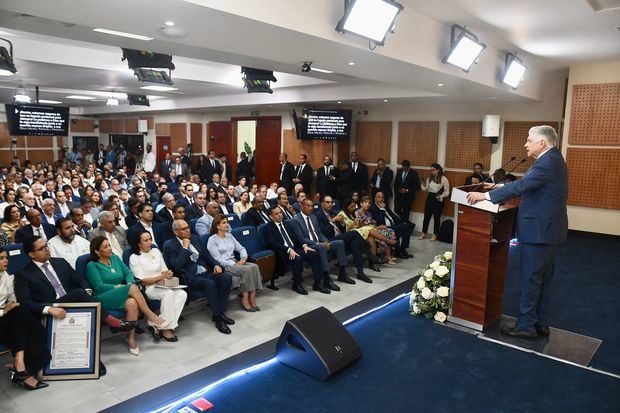 Eduardo Estrella se dirige a los presentes durante el acto de reconocimiento.  