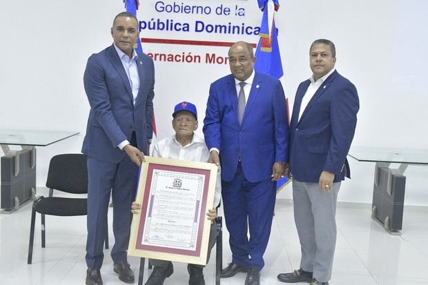 Senado reconoce trayectoria de Osvaldo Virgil.