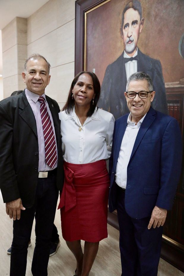 Humberto Peralta, Maira Méndez y Elexidos Paula.