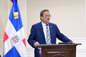 Senado reconoce trayectorias del médico Jesús Feris Iglesias y cantautor Marcos Caminero