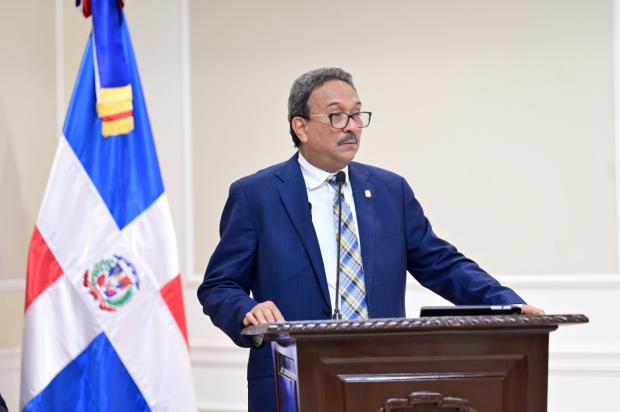 Senado reconoce trayectorias del médico Jesús Feris Iglesias y cantautor Marcos Caminero