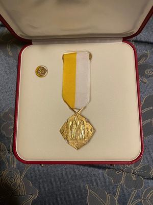 Una de las medallas otorgada a las tres damas dominicanas.