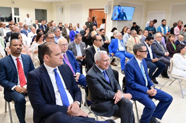 Senado reconoce trayectorias del médico Jesús Feris Iglesias y cantautor Marcos Caminero