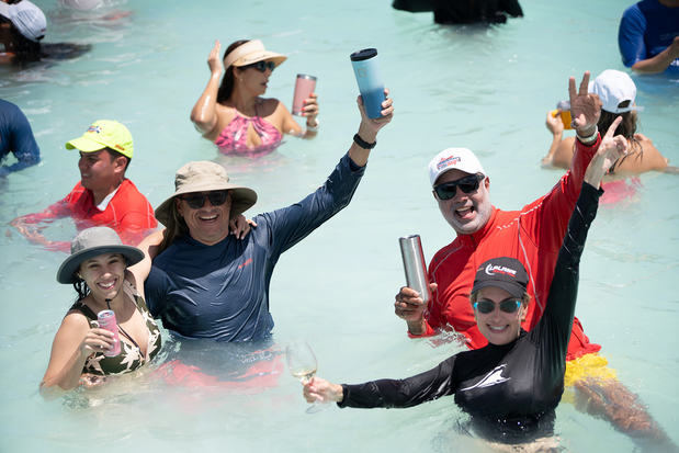 Participantes en la playa.