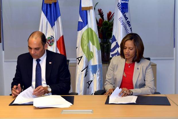 eEl acuerdo fue suscrito por el director general de Aduanas, Enrique A. Ramírez Paniagua, y la directora de la UAF,  Wendy Giovanna Lora Pérez,