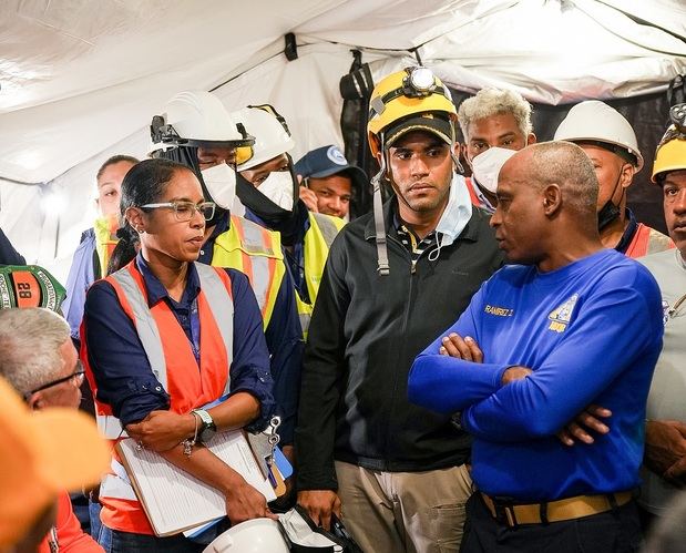 Altice entrega donaciones a equipos de socorro en San Cristóbal.