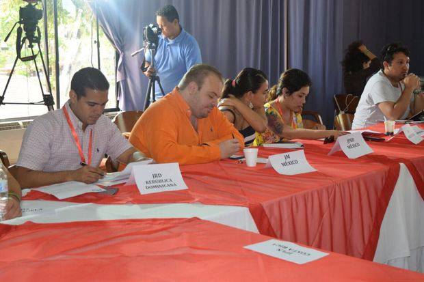 Mesa directiva del cónclave.