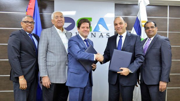 Enrique A. Ramírez Paniagua, director general de Aduanas, y Marcos A. Henríquez, presidente de Adacam, firmaron el convenio en la sede de Aduanas, 