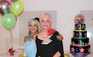Margarita Mendoza celebra su cumpleaños 70 en compañía de amigos y familiares.