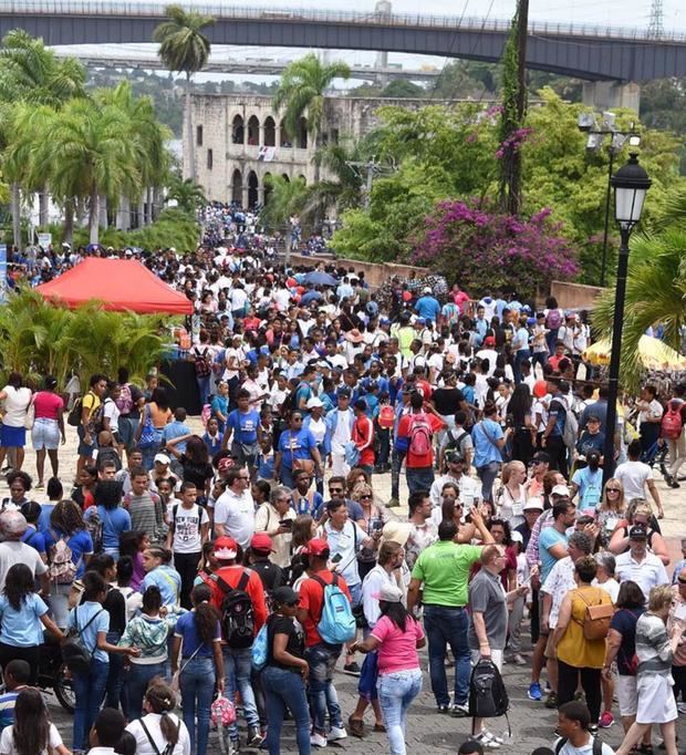 Público que abarrotó la Ciudad Colonial en la edición 22 de la Feria del Libro.