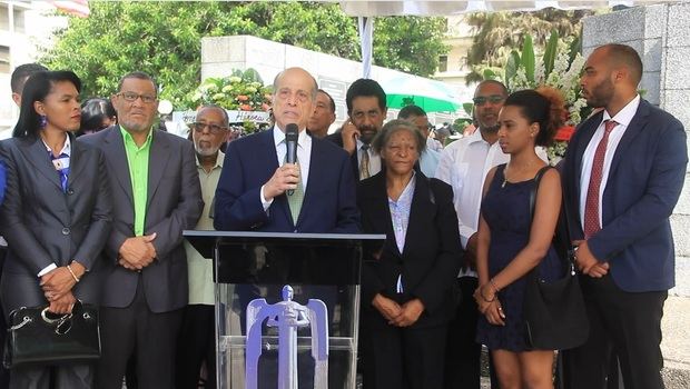 El político Max Puig habla en el Monumento del Mausoleo de los Héroes de Constanza Maimón y Estero Hondo. 