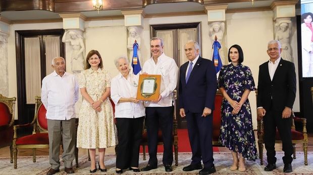 Abinader y CONAPE reconocen a Rafael Solano y Hospicio de Santiago.