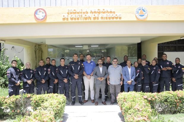 En el centro, Juan Sala, presidente de la CNE y director ejecutivo de la Defensa Civil junto a otras autoridades y personalidades. 