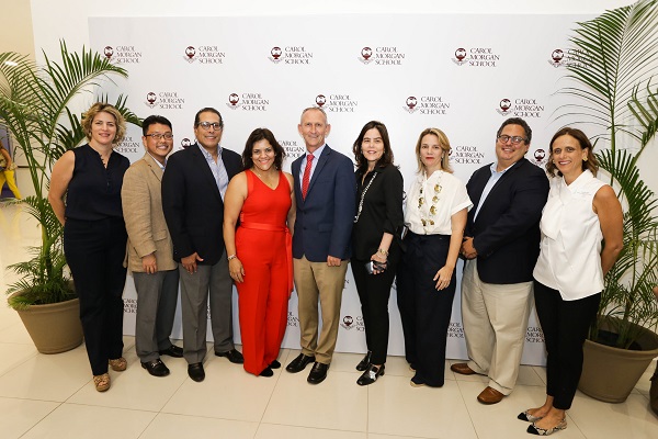 Cristiane Van Arsdale, Dae Kim, Juan Enrique Alvarez, Zoila Bello, Nicolaas Mostert, Katia Rodríguez, Elaina Sosa, Manuel Cáceres y Carolina Silva