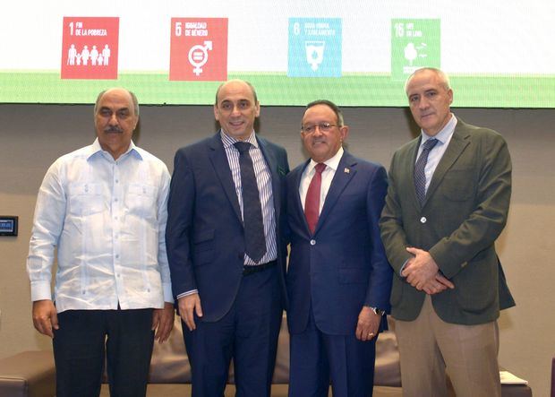 Lorenzo Jiménez de Luís, Coordinador Residente del PNUD en el país, el ministro de Medio Ambiente Ángel Estévez, y el señor Camelo Gallardo, representante de la FAO, así como Juan José Espinal, viceministro de Planificación del Ministerio de Agricultura, entre otras personalidades.

