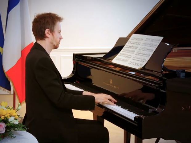 El pianista Alexandre Tharaud, durante su presentación en conmemoración de la Fiesta Nacional de Francia.